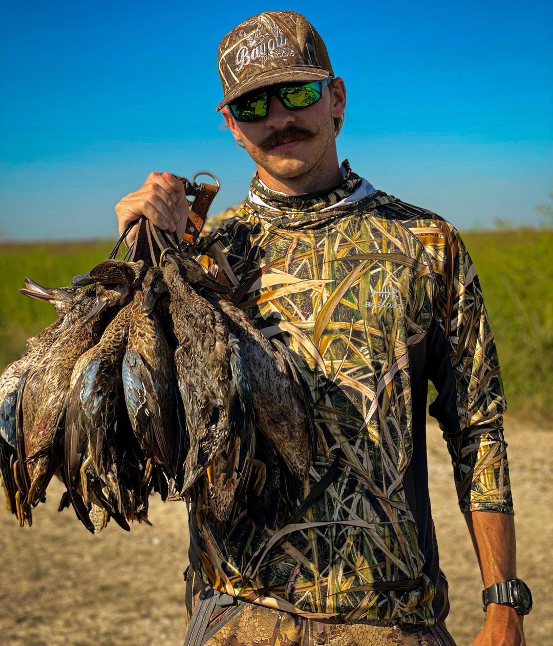 Hunting Outdoors - เสื้อเชิ้ตแขนยาวสำหรับผู้ชาย Bassdash ป้องกันแสงแดด UPF 50+ พร้อมหน้ากากลายพราง